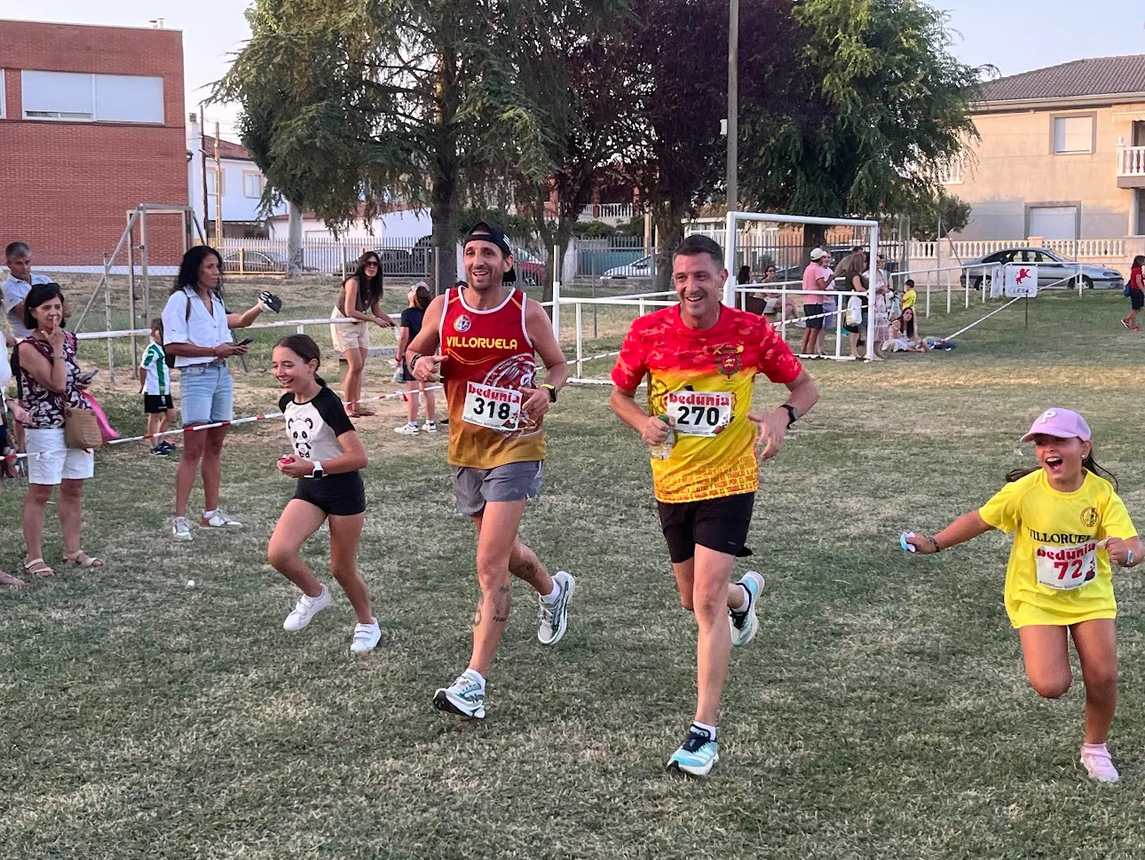 Foto 6 - Daniel Ayuso y Ver&oacute;nica S&aacute;nchez se imponen en la XVIII Carrera Popular de Villoruela, que reuni&oacute; a m&aacute;s de 320 participantes