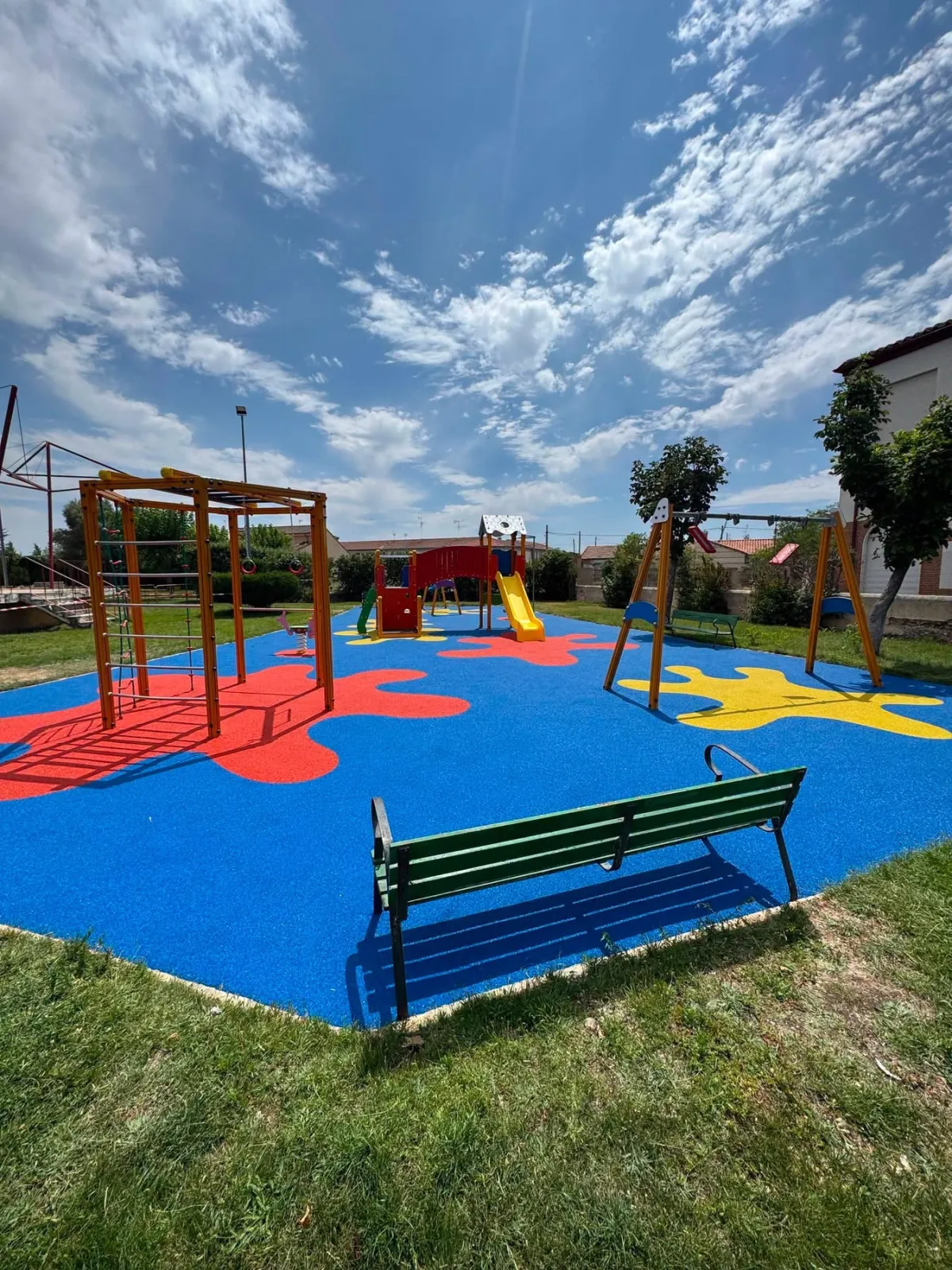 Foto 3 - Renovada y colorida imagen para el parque municipal de Macotera