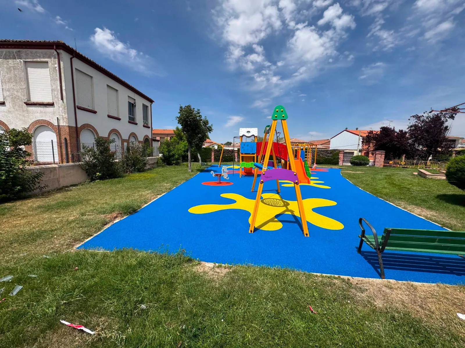 Foto 4 - Renovada y colorida imagen para el parque municipal de Macotera