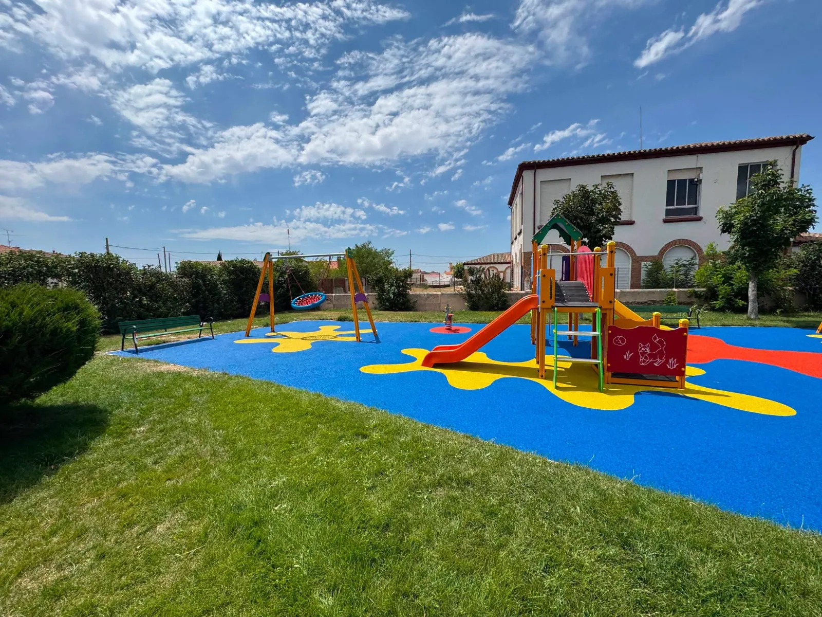 Foto 2 - Renovada y colorida imagen para el parque municipal de Macotera