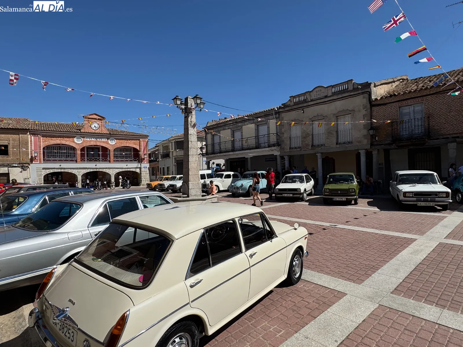 Foto 6 - Originalidad, carcajadas y recuerdos, protagonistas de la Carrera de Autos Locos y la concentraci&oacute;n de cl&aacute;sicos de Santiago de la Puebla