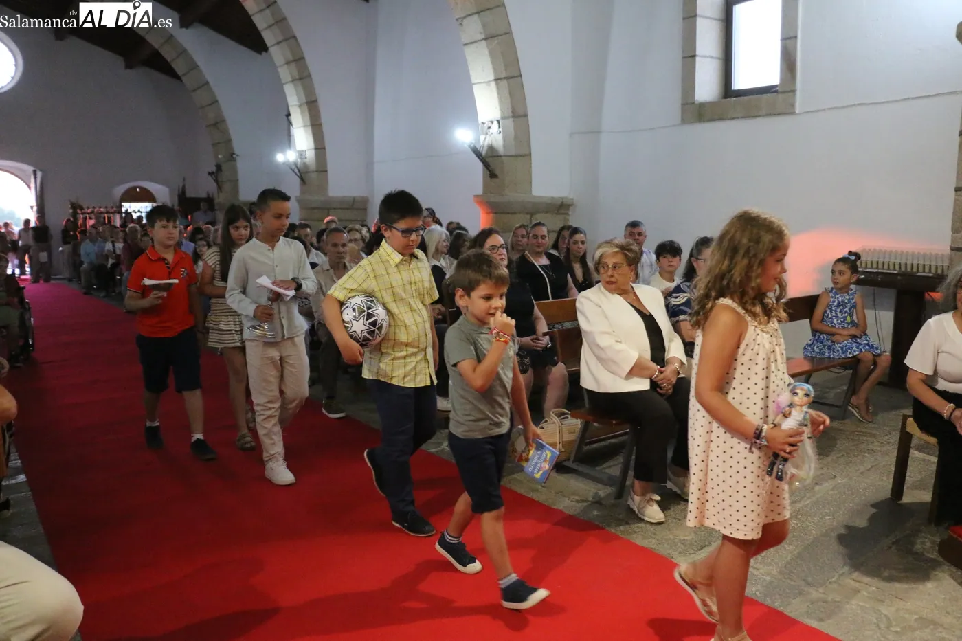 Procesión de bajada de la Virgen del Socorro en Vitigudino / CORRAL