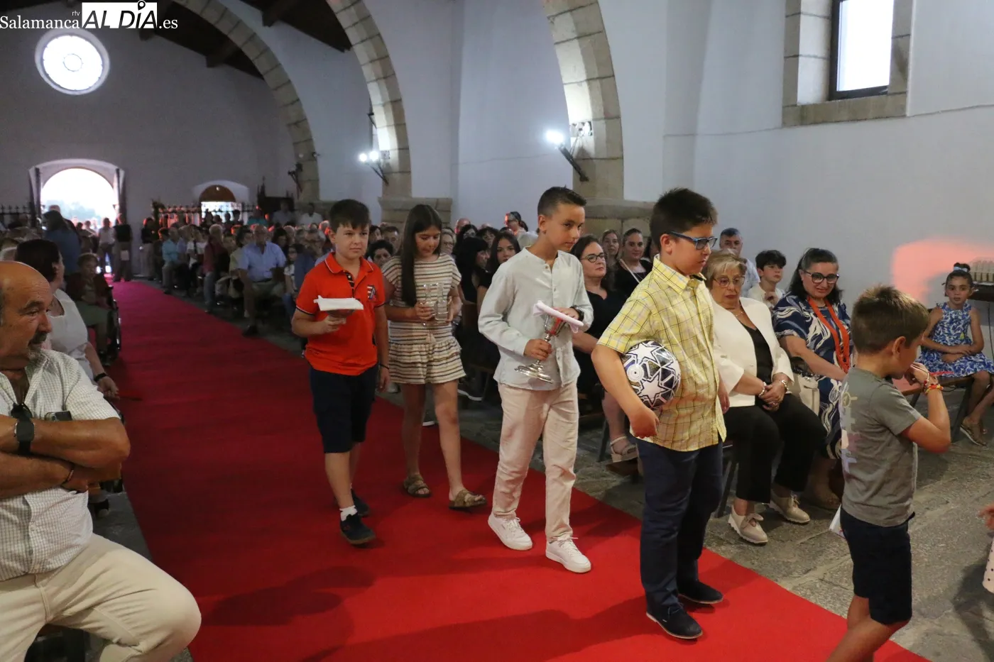 Procesión de bajada de la Virgen del Socorro en Vitigudino / CORRAL