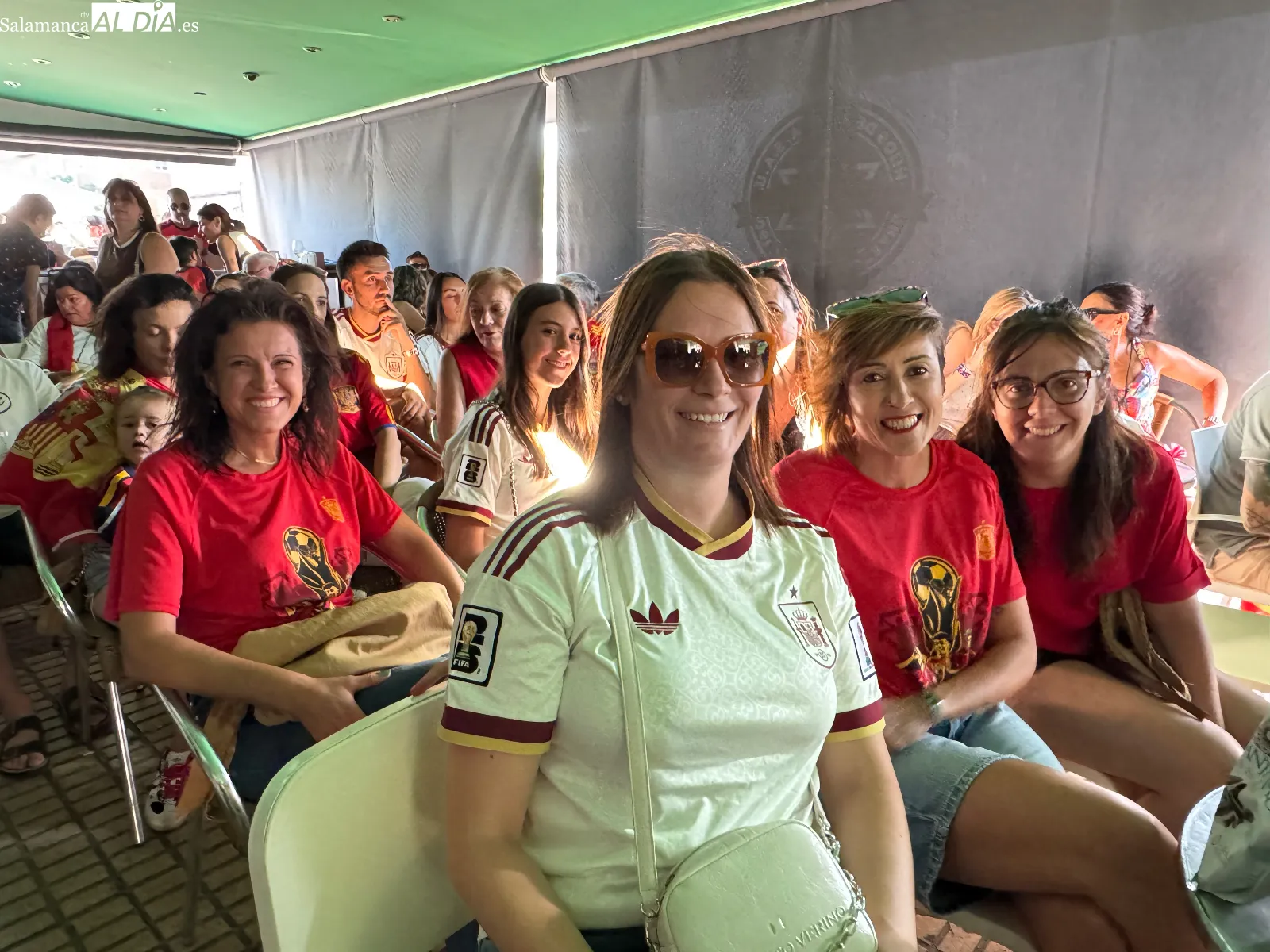 Foto 8 - El pueblo unido por una pasi&oacute;n y un solo grito: &iexcl;Vamos, Espa&ntilde;a!