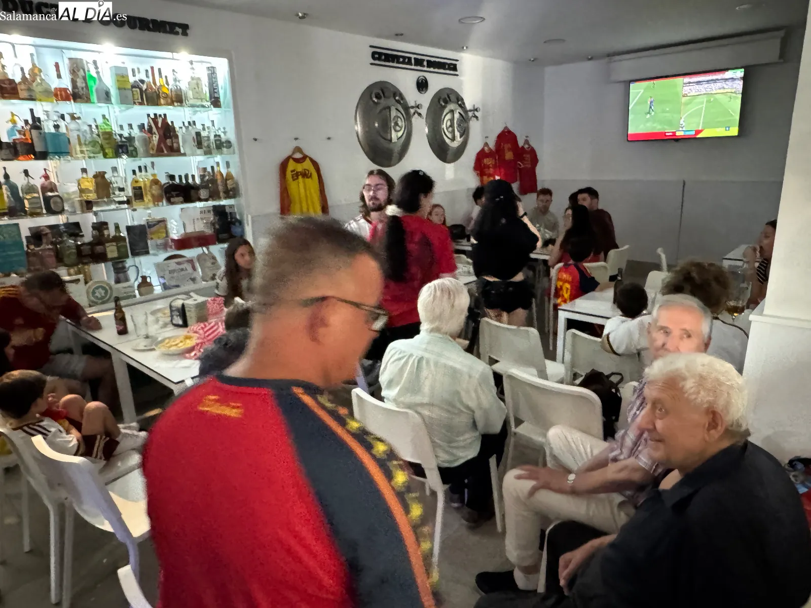 Foto 7 - El pueblo unido por una pasi&oacute;n y un solo grito: &iexcl;Vamos, Espa&ntilde;a!
