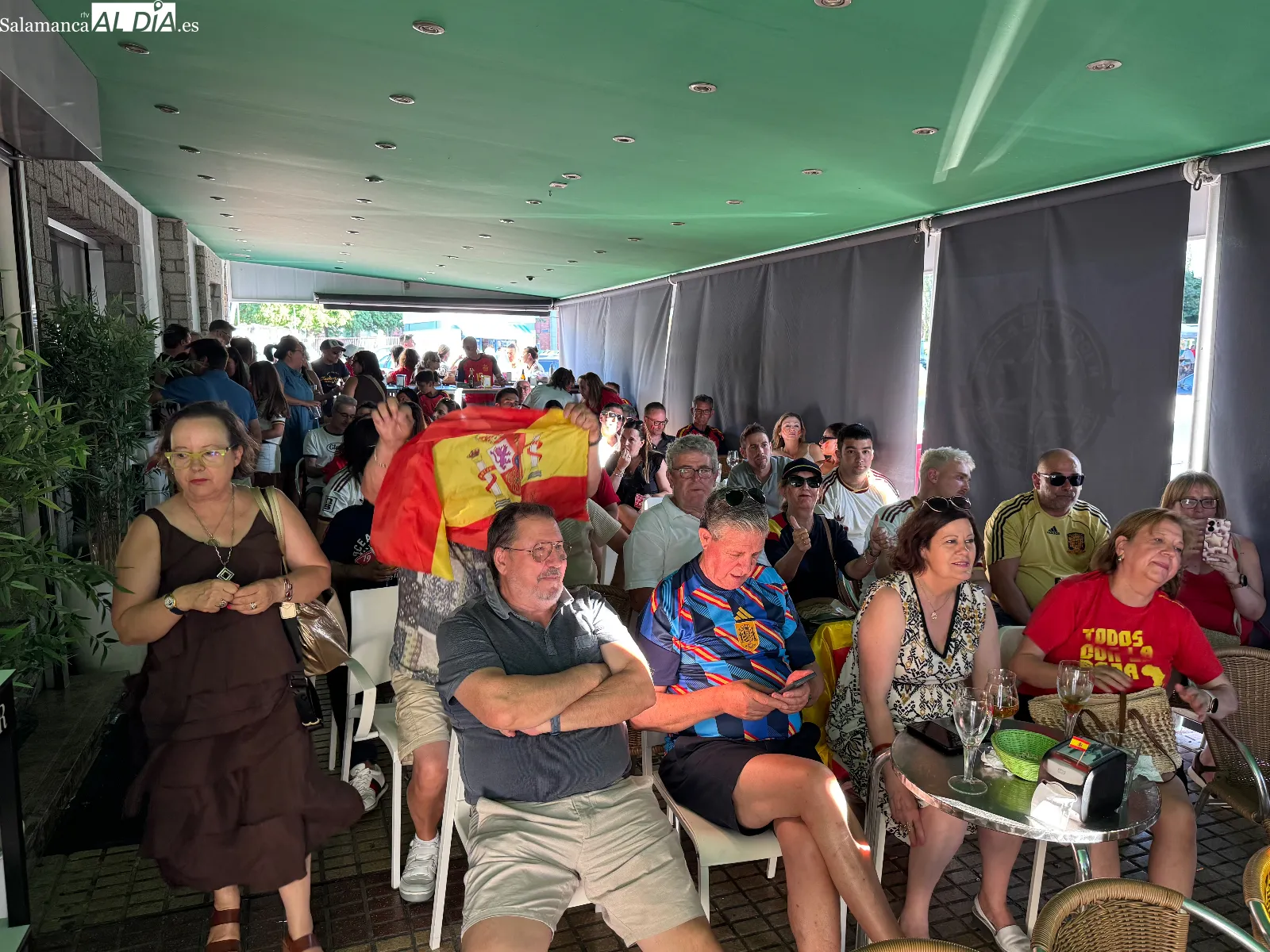 Foto 6 - El pueblo unido por una pasi&oacute;n y un solo grito: &iexcl;Vamos, Espa&ntilde;a!