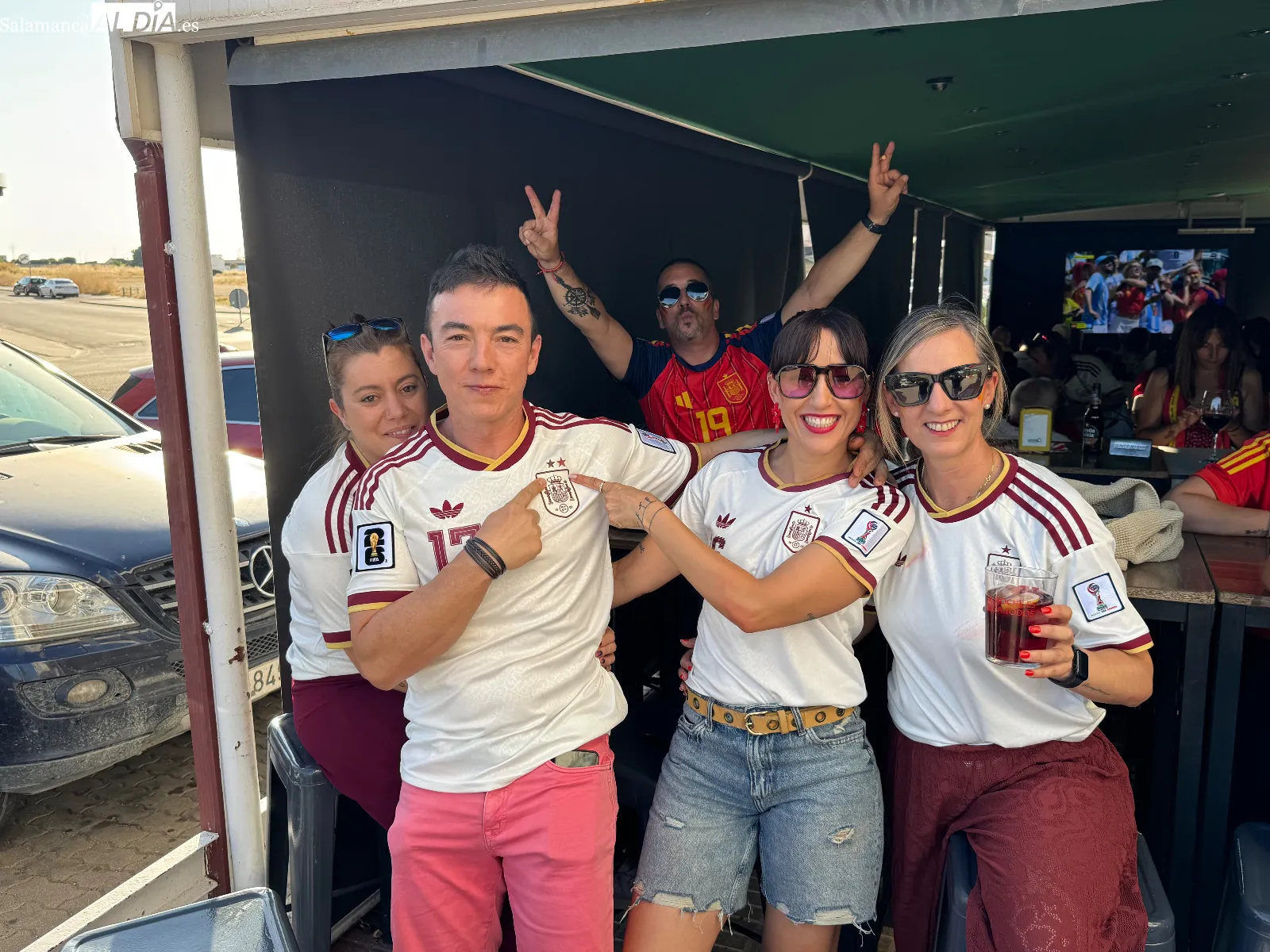 Foto 5 - El pueblo unido por una pasi&oacute;n y un solo grito: &iexcl;Vamos, Espa&ntilde;a!