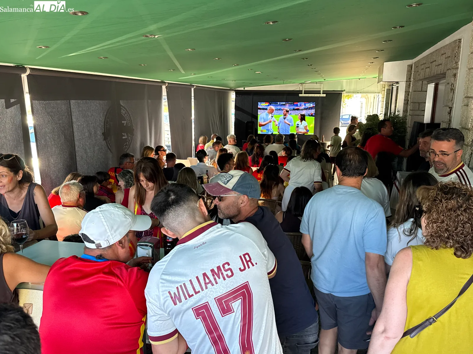 Foto 4 - El pueblo unido por una pasi&oacute;n y un solo grito: &iexcl;Vamos, Espa&ntilde;a!