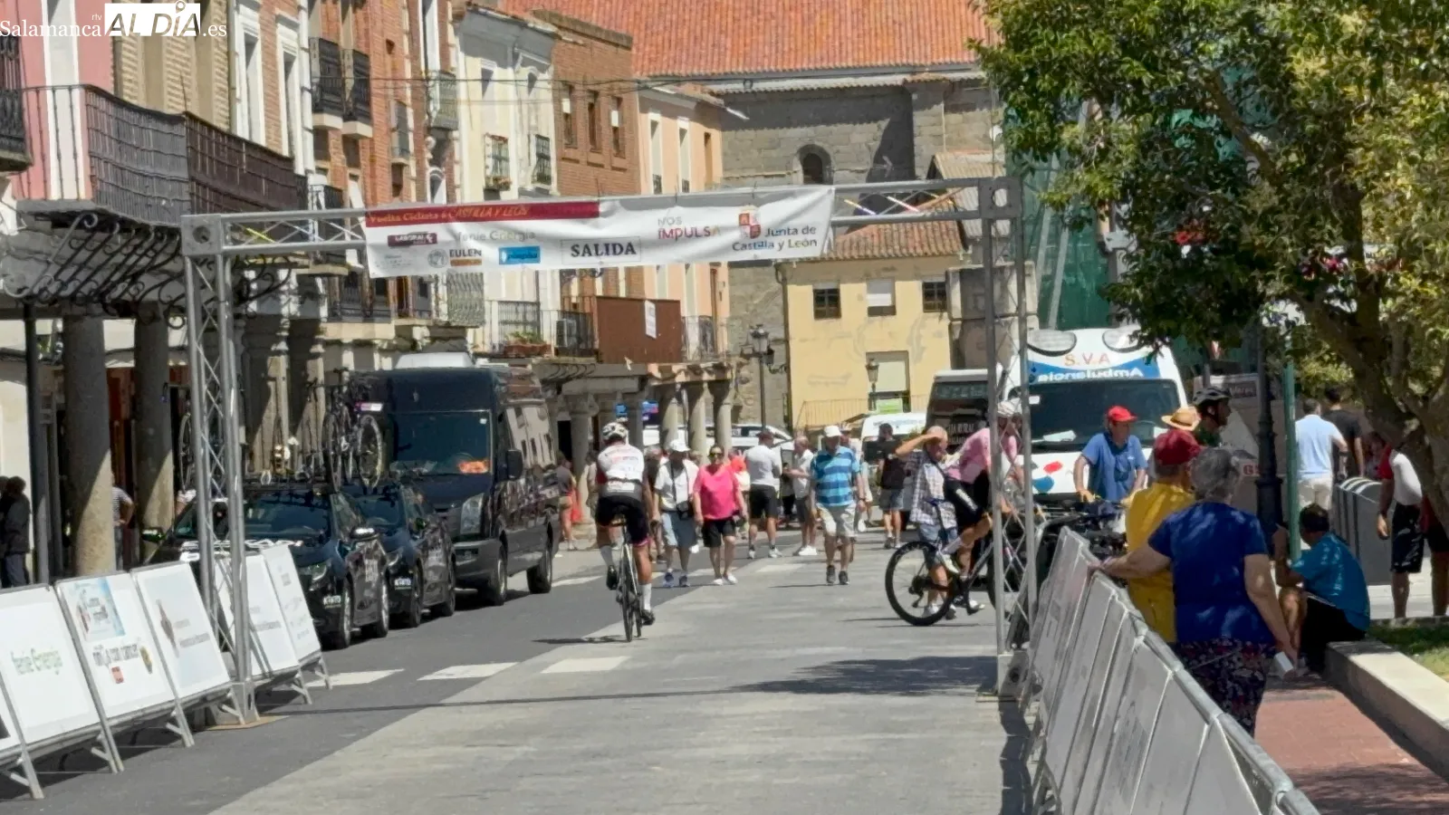 Foto 4 - Pe&ntilde;aranda y comarca se vuelcan con la salida de la Vuelta Sub-23