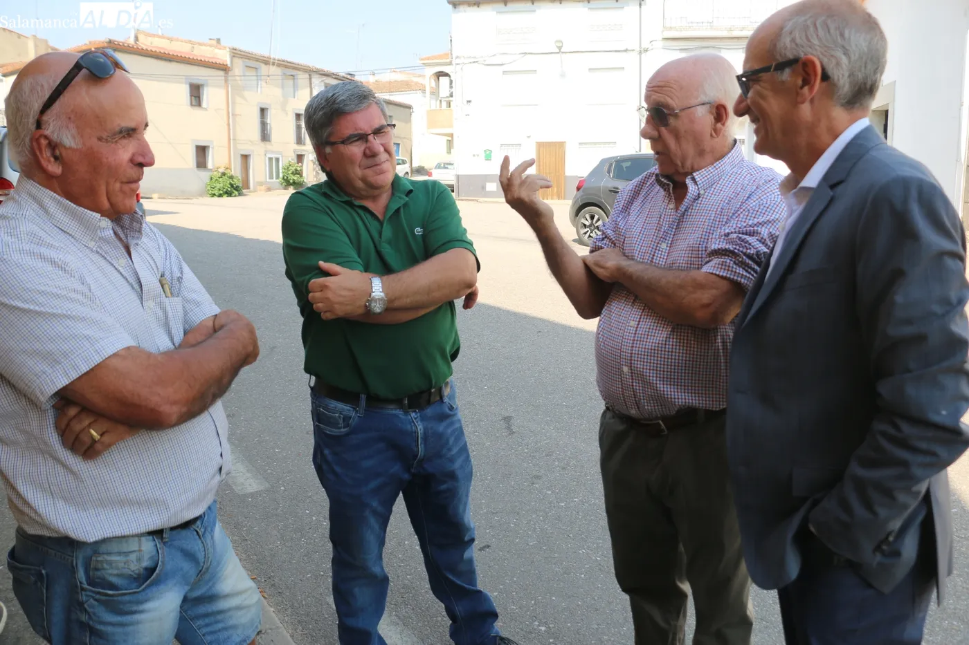 El presidente de la Diputación estuvo acompañado, en la visita a la residencia, del alcalde y teniente de alcalde y del director del centro / CORRAL