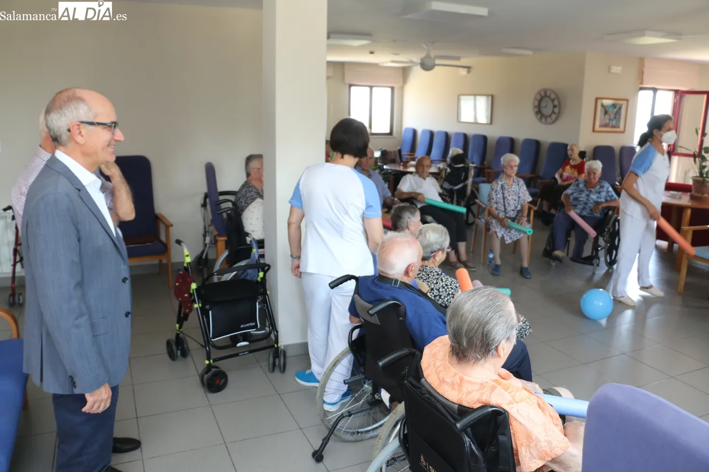 El presidente de la Diputación estuvo acompañado, en la visita a la residencia, del alcalde y teniente de alcalde y del director del centro / CORRAL