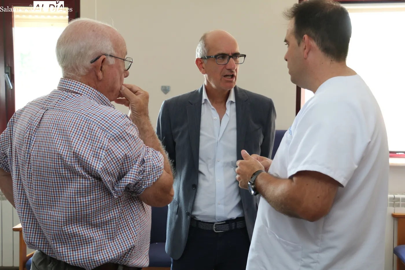 El presidente de la Diputación estuvo acompañado, en la visita a la residencia, del alcalde y teniente de alcalde y del director del centro / CORRAL