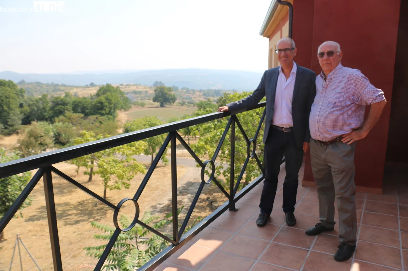 El presidente de la Diputación estuvo acompañado, en la visita a la residencia, del alcalde y teniente de alcalde y del director del centro / CORRAL