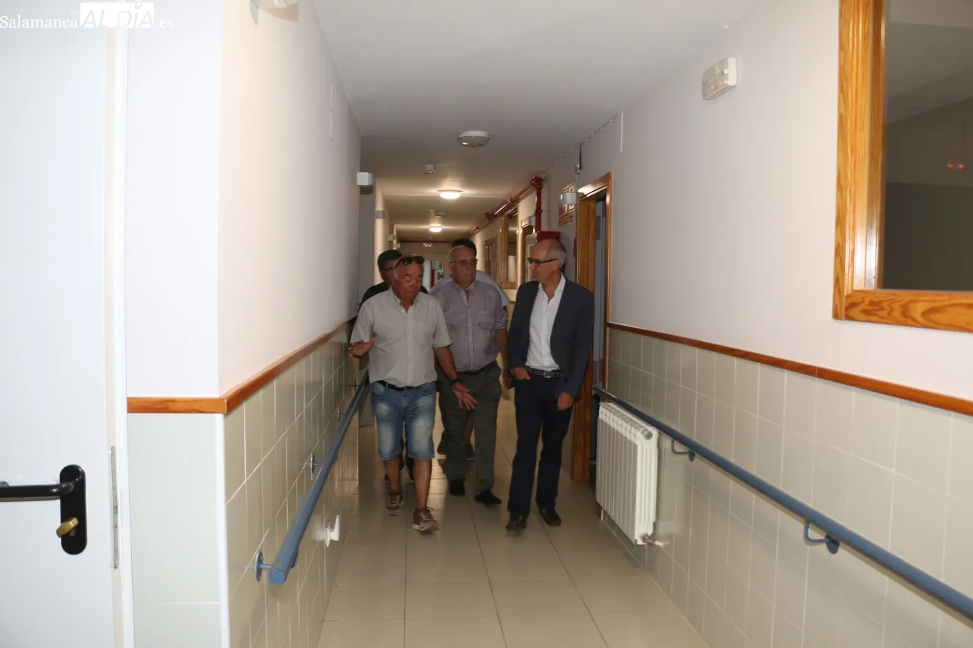 El presidente de la Diputación estuvo acompañado, en la visita a la residencia, del alcalde y teniente de alcalde y del director del centro / CORRAL