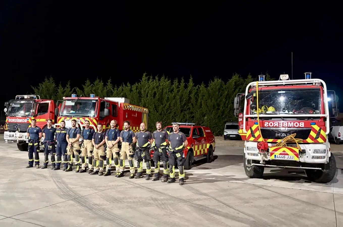 Foto 2 - Un veh&iacute;culo del parque de Pe&ntilde;aranda se suma al gran operativo de Bomberos de la Diputaci&oacute;n la lucha contra el incendio de &Aacute;vila