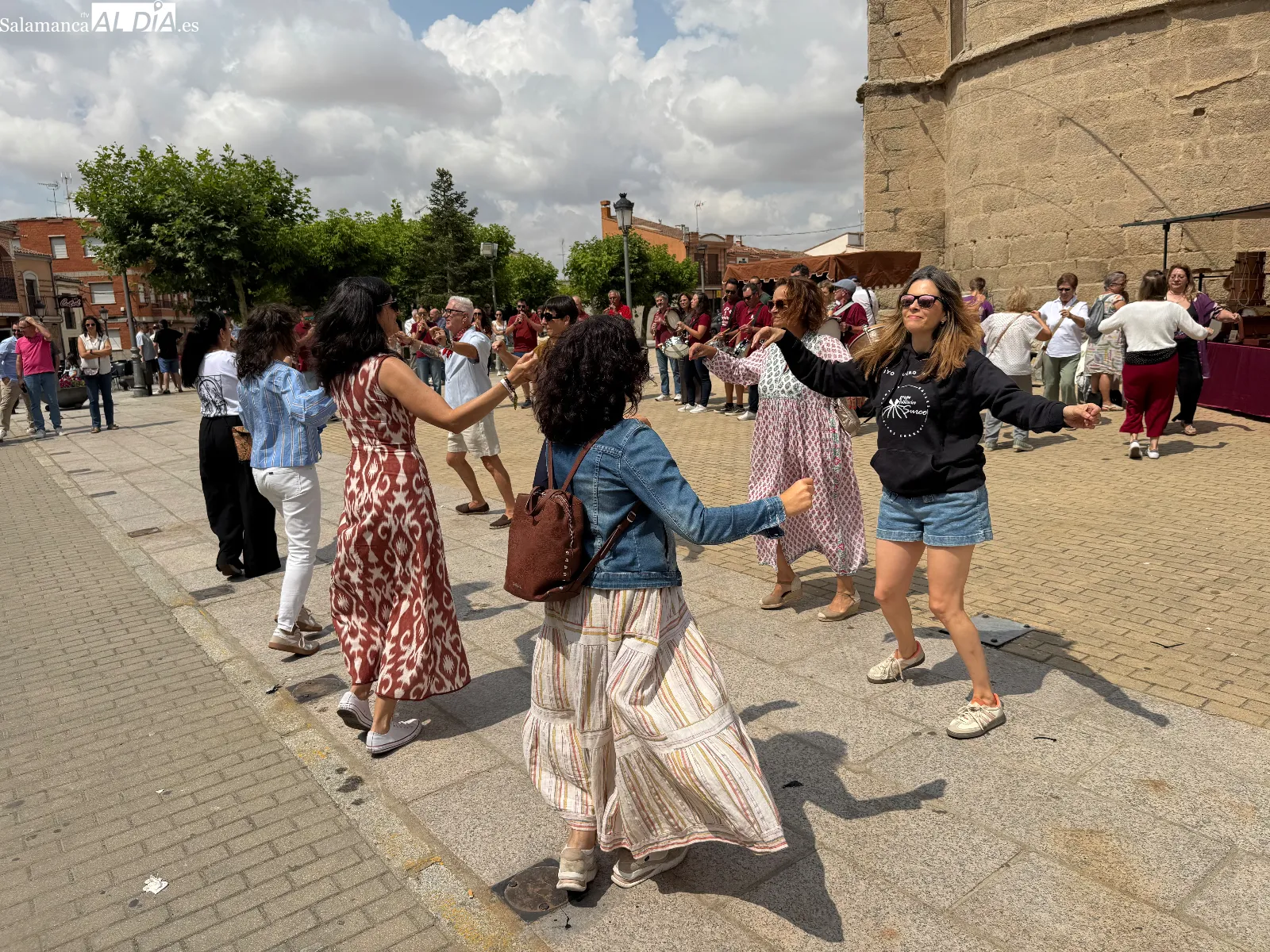 Foto 4 - Macotera re&uacute;ne tradici&oacute;n y folclore internacional en el arranque de su I Feria de Artesan&iacute;a
