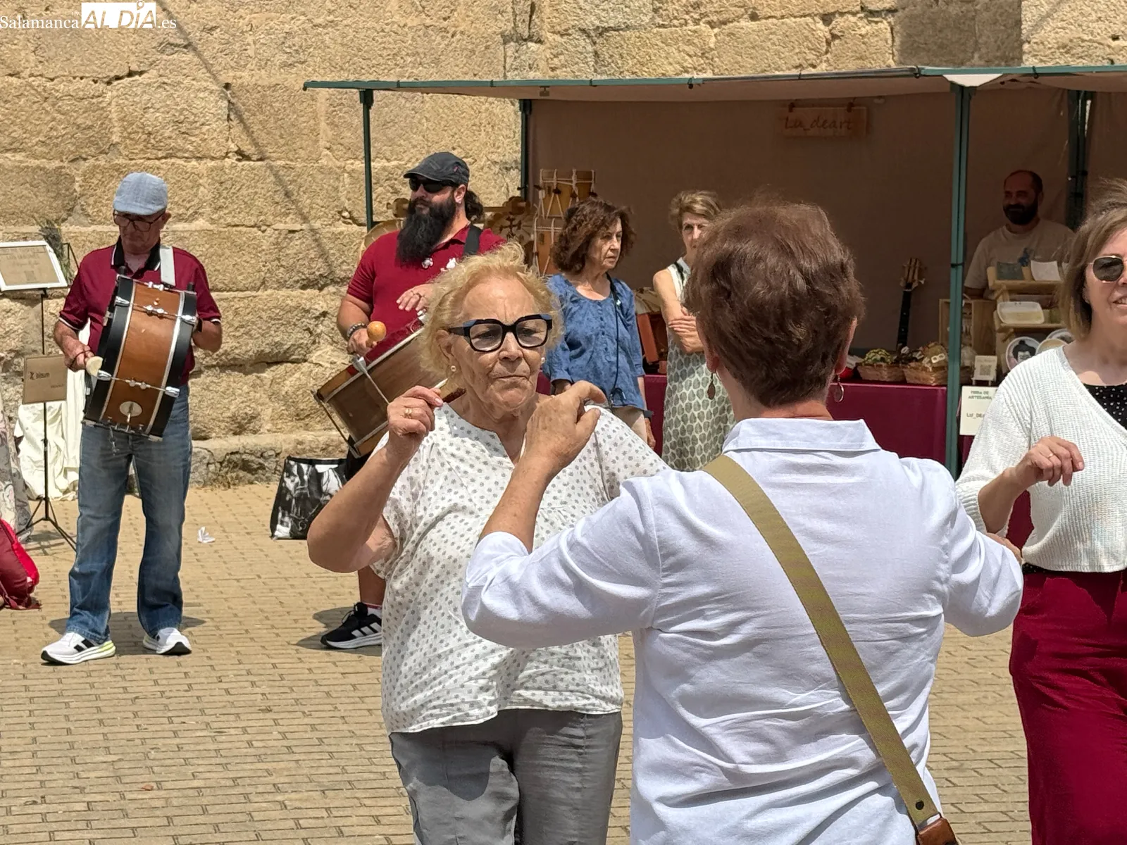 Foto 3 - Macotera re&uacute;ne tradici&oacute;n y folclore internacional en el arranque de su I Feria de Artesan&iacute;a