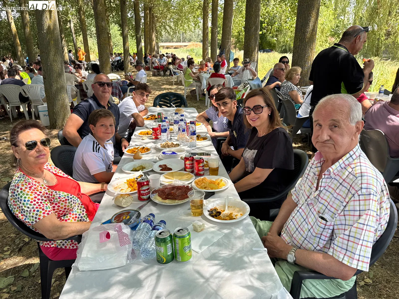 Foto 9 - Santiago de la Puebla despide sus fiestas con una multitudinaria paellada solidaria