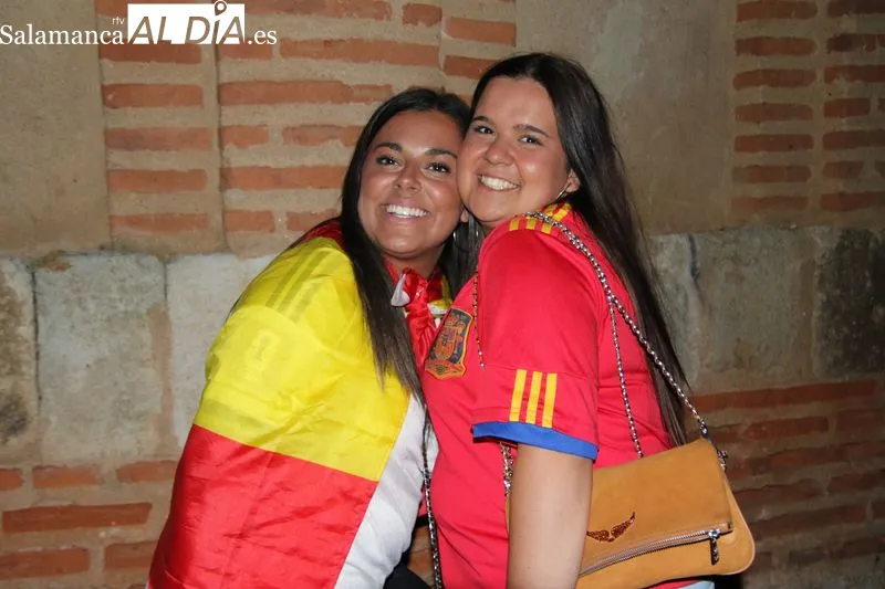 Foto 4 - El gol de Ferran Torres une a varias generaciones de albenses en una noche hist&oacute;rica