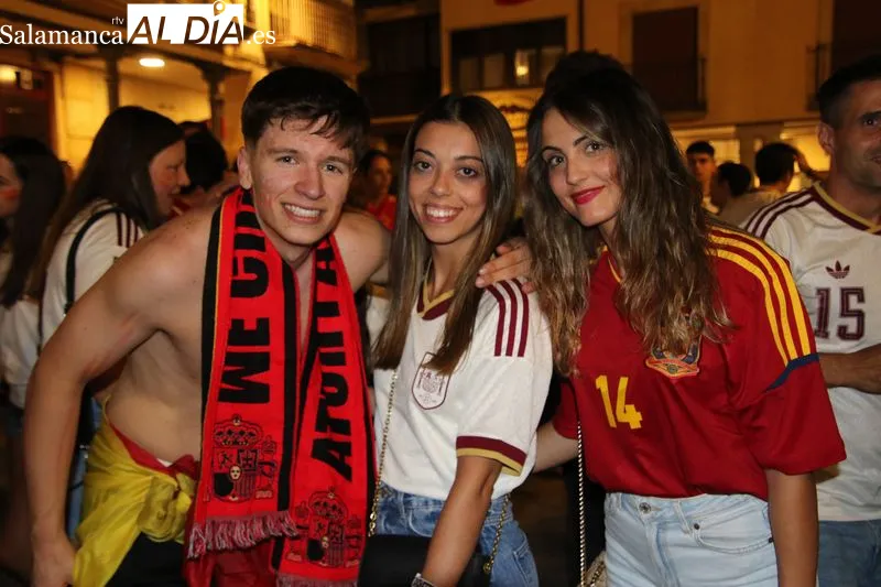 Foto 5 - El gol de Ferran Torres une a varias generaciones de albenses en una noche hist&oacute;rica