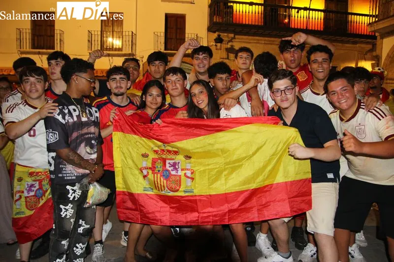 Foto 6 - El gol de Ferran Torres une a varias generaciones de albenses en una noche hist&oacute;rica