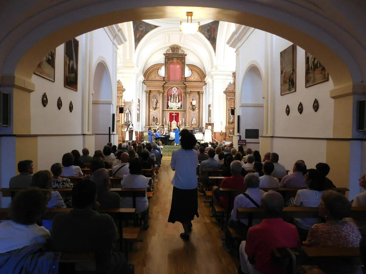 Alba de Tormes acoge una emotiva representación teatral dedicada a San Juan de la Cruz