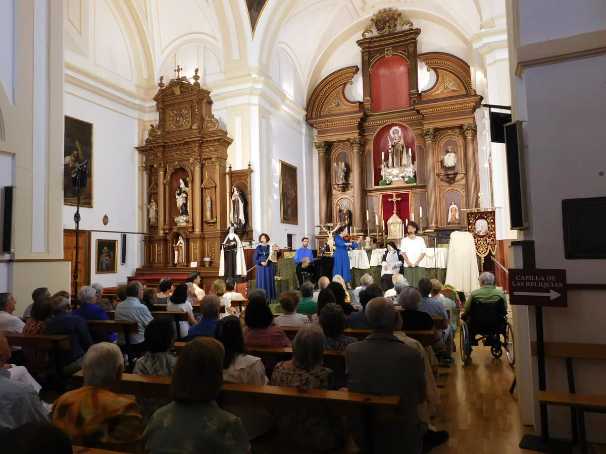 Alba de Tormes acoge una emotiva representación teatral dedicada a San Juan de la Cruz