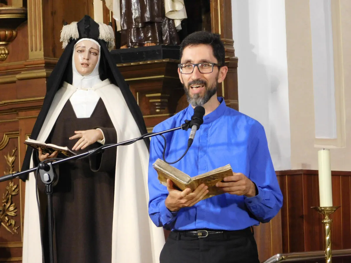 Alba de Tormes acoge una emotiva representación teatral dedicada a San Juan de la Cruz
