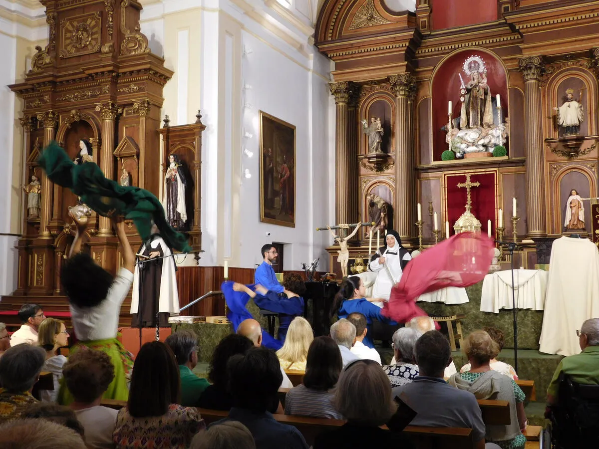 Alba de Tormes acoge una emotiva representación teatral dedicada a San Juan de la Cruz