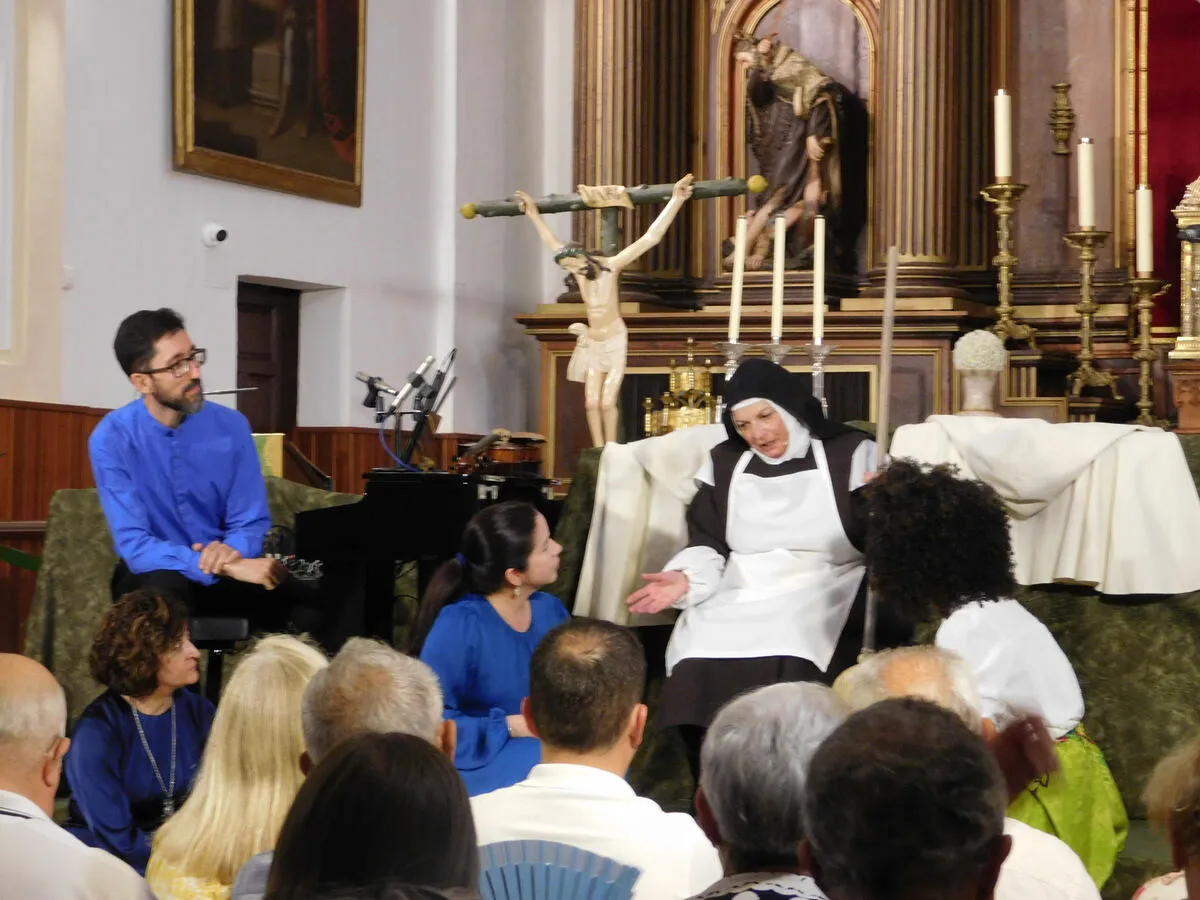 Alba de Tormes acoge una emotiva representación teatral dedicada a San Juan de la Cruz