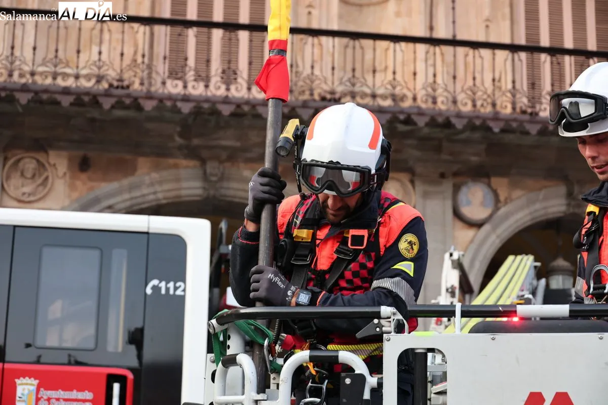 La Mariseca ya corona la Plaza Mayor de Salamanca | FOTOS: David Sañudo
