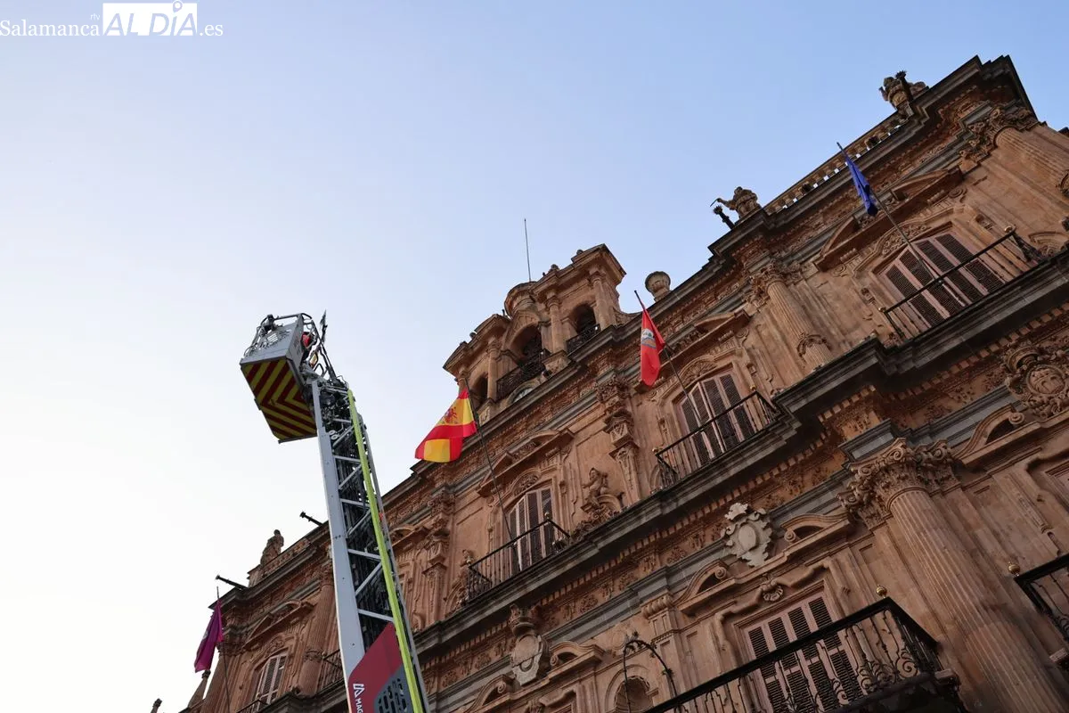 La Mariseca ya corona la Plaza Mayor de Salamanca | FOTOS: David Sañudo