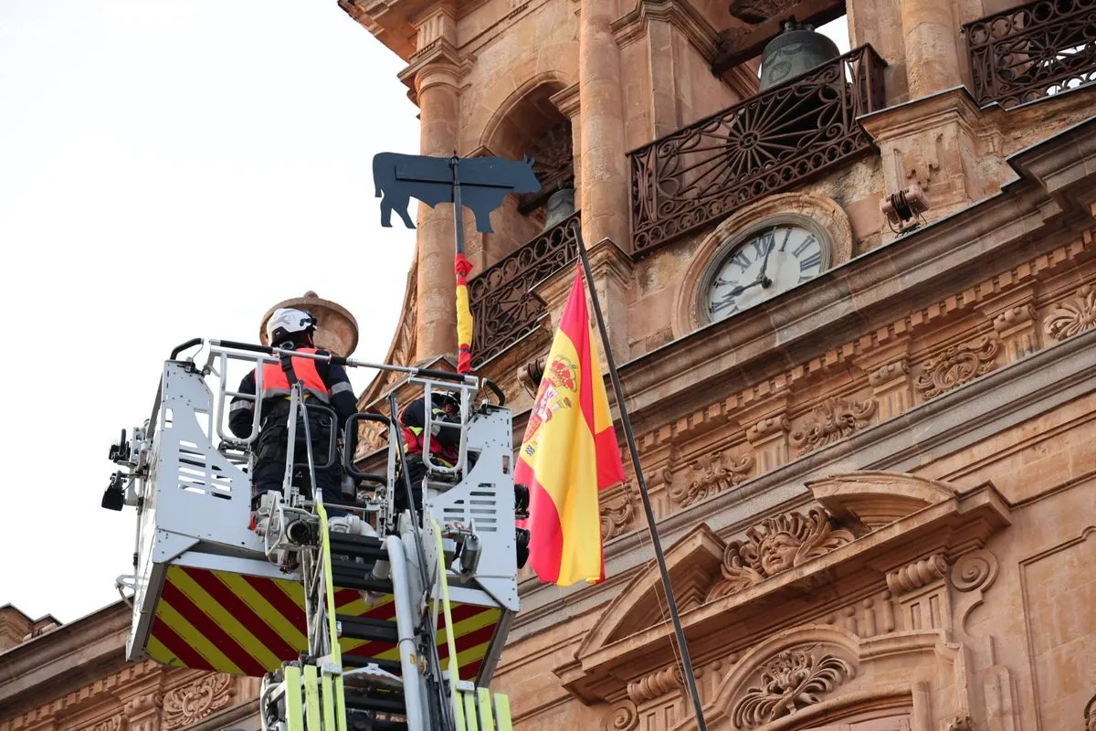 La Mariseca ya corona la Plaza Mayor de Salamanca | FOTOS: David Sañudo