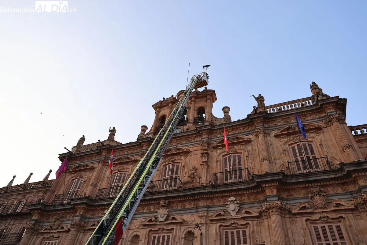 La Mariseca ya corona la Plaza Mayor de Salamanca | FOTOS: David Sañudo