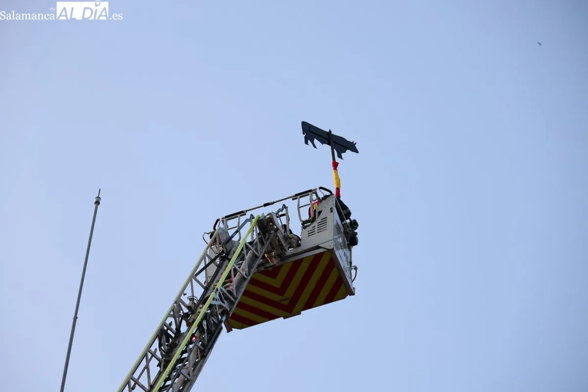 La Mariseca ya corona la Plaza Mayor de Salamanca | FOTOS: David Sañudo