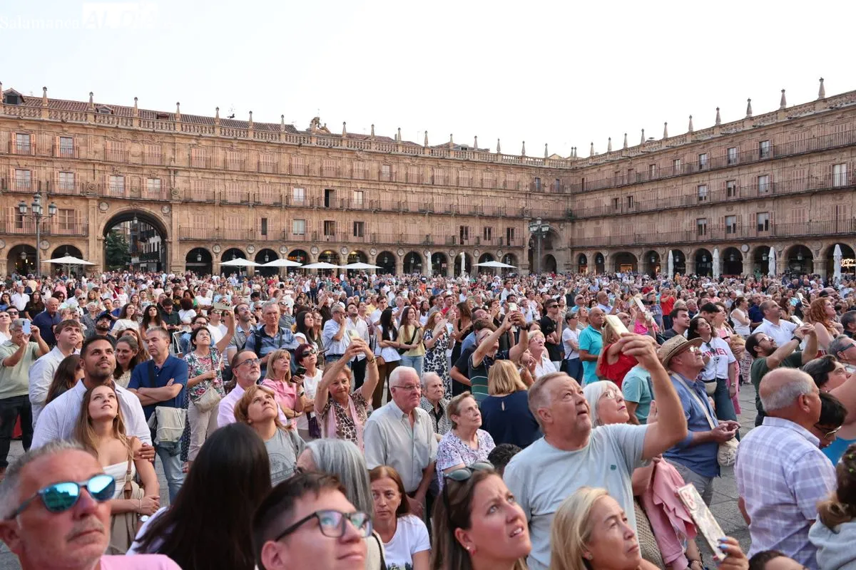 La Mariseca ya corona la Plaza Mayor de Salamanca | FOTOS: David Sañudo