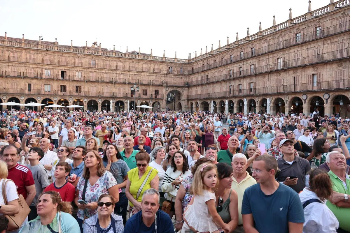 La Mariseca ya corona la Plaza Mayor de Salamanca | FOTOS: David Sañudo