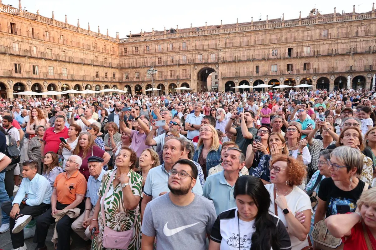La Mariseca ya corona la Plaza Mayor de Salamanca | FOTOS: David Sañudo