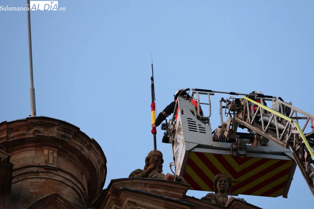 La Mariseca ya corona la Plaza Mayor de Salamanca | FOTOS: David Sañudo