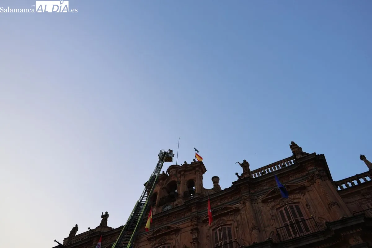 La Mariseca ya corona la Plaza Mayor de Salamanca | FOTOS: David Sañudo