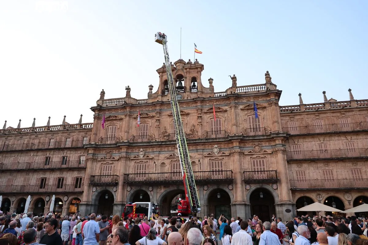 La Mariseca ya corona la Plaza Mayor de Salamanca | FOTOS: David Sañudo