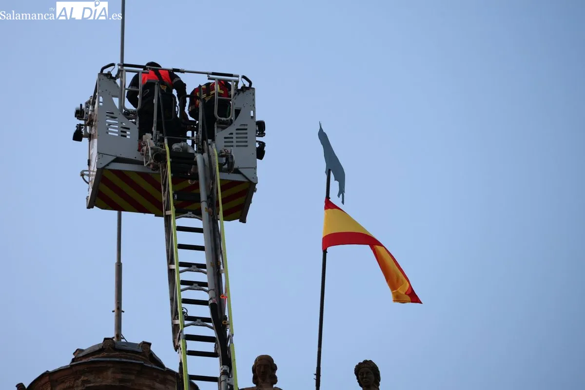 La Mariseca ya corona la Plaza Mayor de Salamanca | FOTOS: David Sañudo