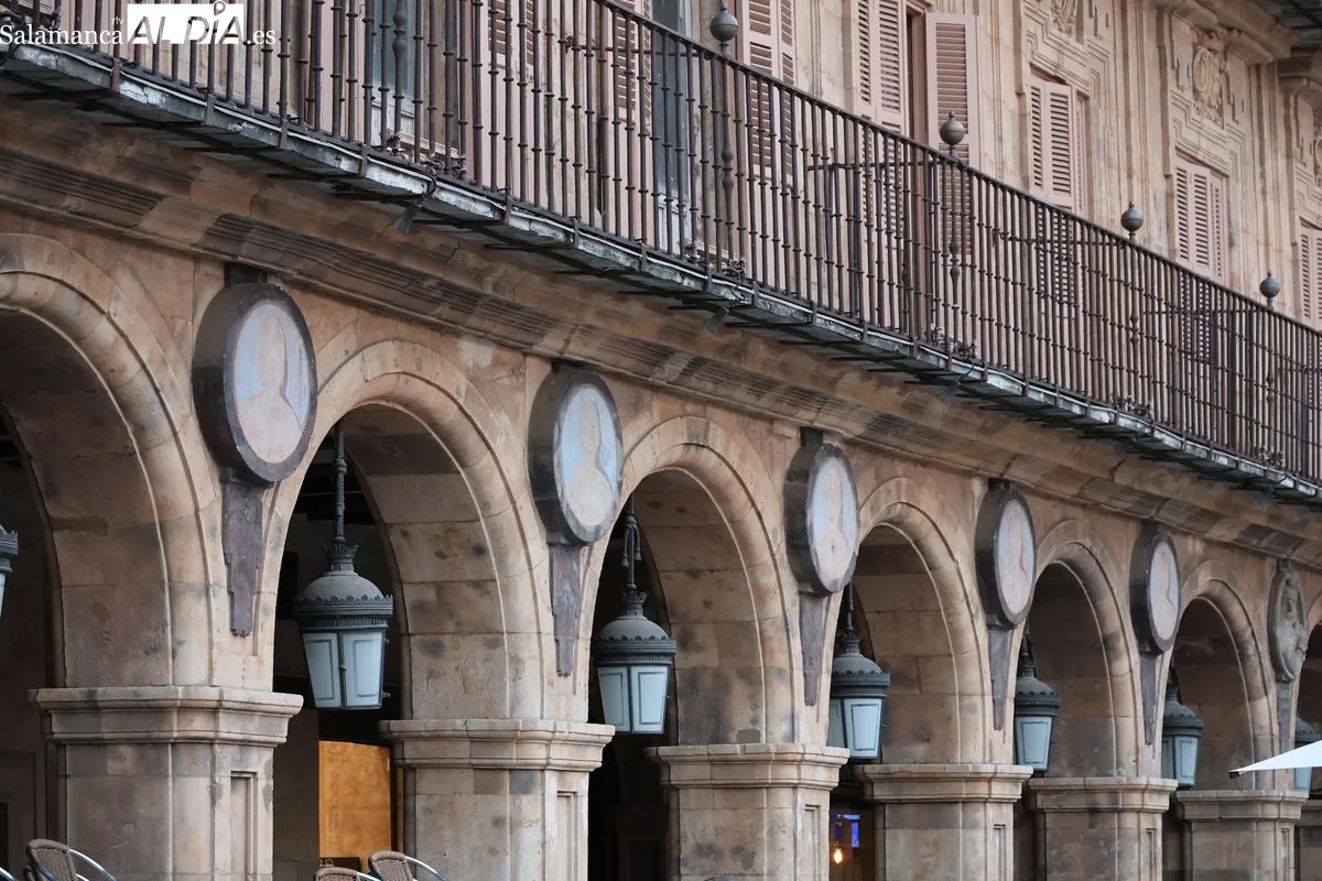 Los medallones de la Plaza Mayor de Salamanca: arte e historia esculpida sobre piedra | Fotos: David Sañudo