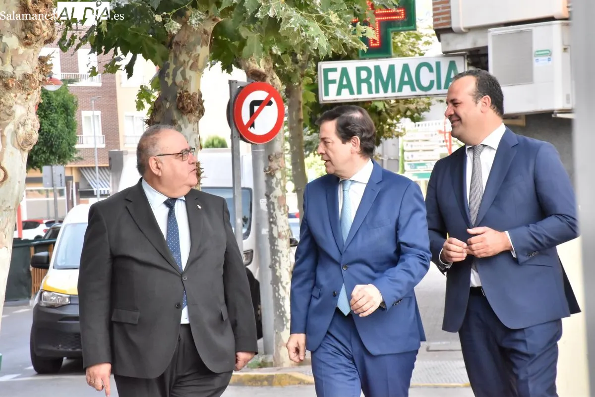 El presidente del Gobierno autonómico, Alfonso Fernández Mañueco, ha visitado el centro de salud de Santa Marta, acompañado por el alcalde del municipio, David Mingo Pérez. Foto V. Martins