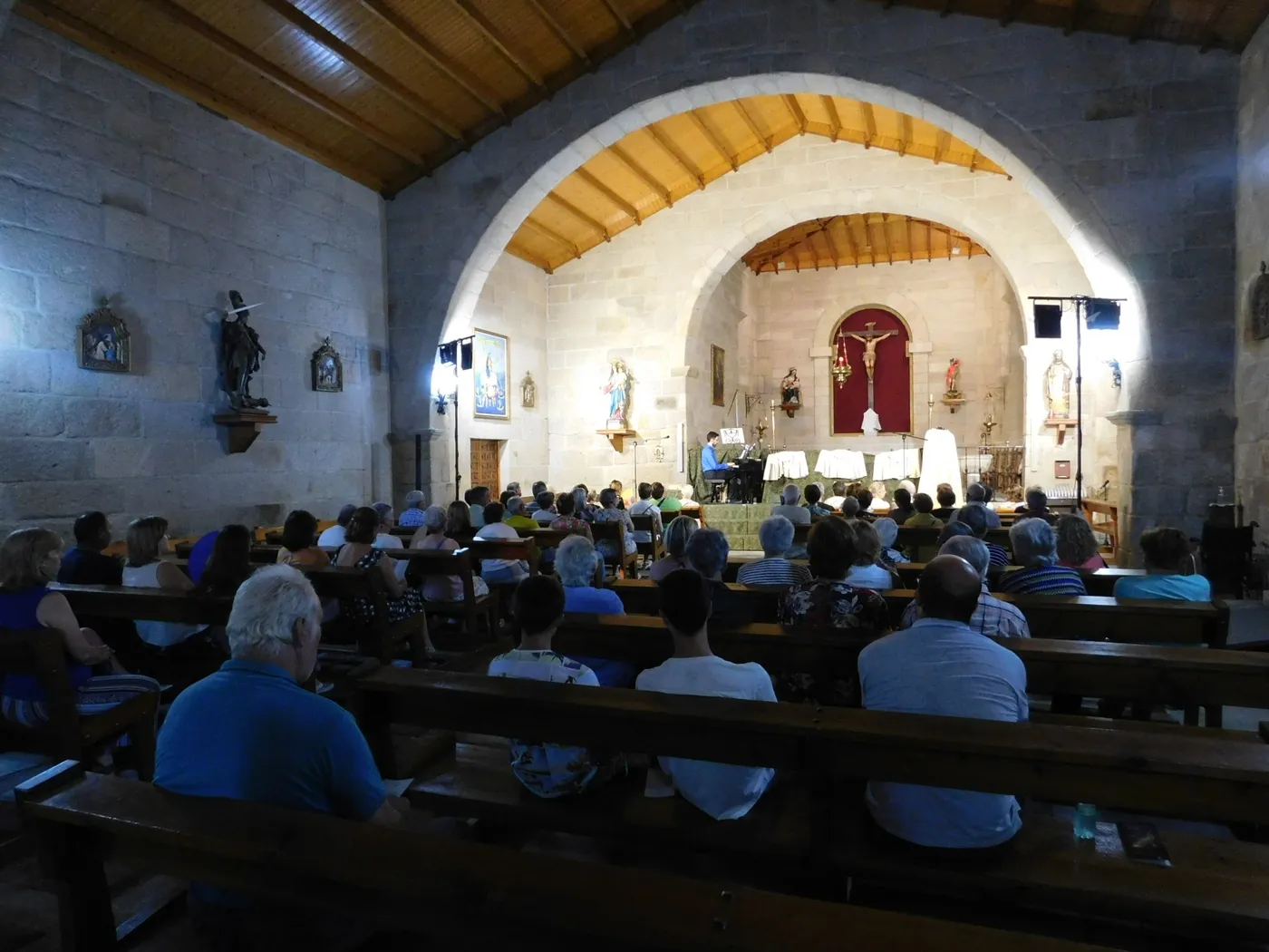 Representación de la obra 'Juan, el espíritu del amor' en la iglesia de San Sebastián, de Mieza