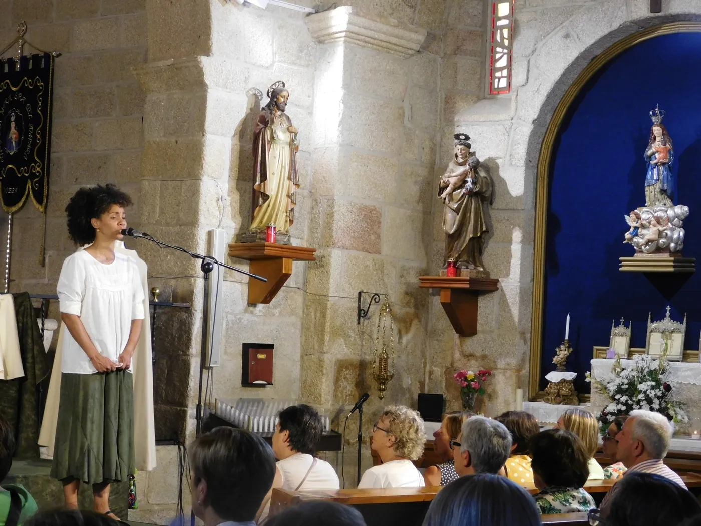 Representación de la obra 'Juan, el espíritu del amor' en la iglesia de San Sebastián, de Mieza