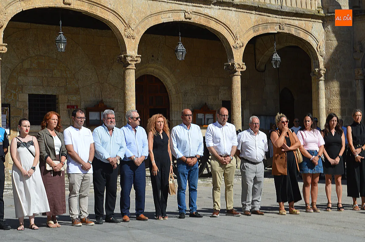 Foto 14 - Ciudad Rodrigo despide con emoci&oacute;n a Adri&aacute;n Ibarra Mart&iacute;n en un multitudinario minuto de silencio