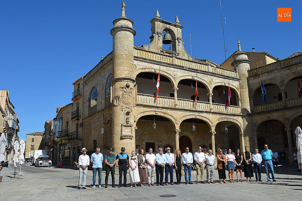 Foto 15 - Ciudad Rodrigo despide con emoci&oacute;n a Adri&aacute;n Ibarra Mart&iacute;n en un multitudinario minuto de silencio