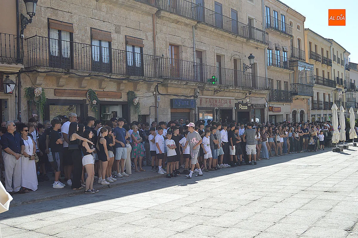 Foto 4 - Ciudad Rodrigo despide con emoci&oacute;n a Adri&aacute;n Ibarra Mart&iacute;n en un multitudinario minuto de silencio
