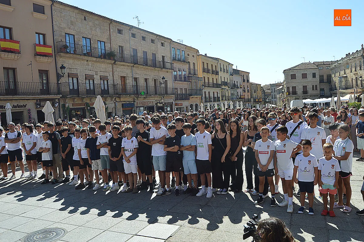 Ciudad Rodrigo despide con emoción a Adrián Ibarra Martín en un multitudinario minuto de silencio